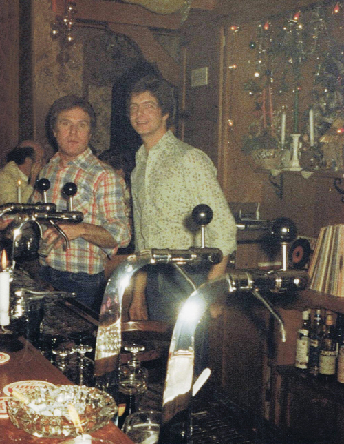 Jan de Pöt 9 met André in café De Pöt in 1978 geretoucheerd