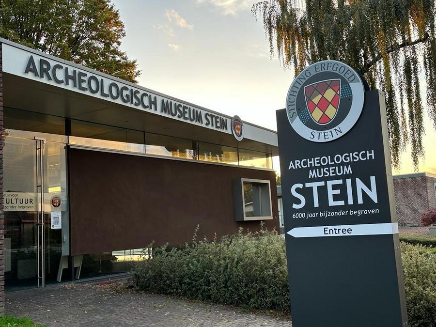 De in 2023 vernieuwde ingang en gevelbelettering