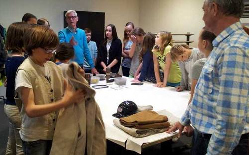 Bezoekers van het Erfgoed museum in Stein